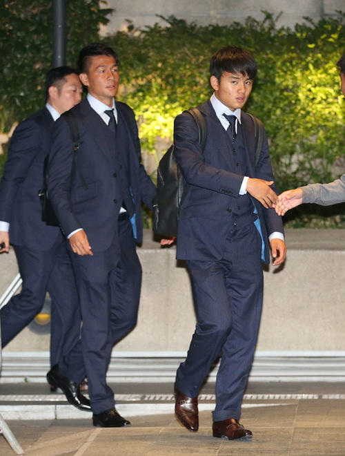 南米選手権の初戦に向け、サンパウロ市内の宿舎に入る久保（右）と杉岡（撮影・河野匠）