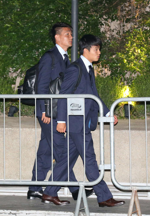 南米選手権の初戦に向け、サンパウロ市内の宿舎に入る久保（右）と杉岡（撮影・河野匠）