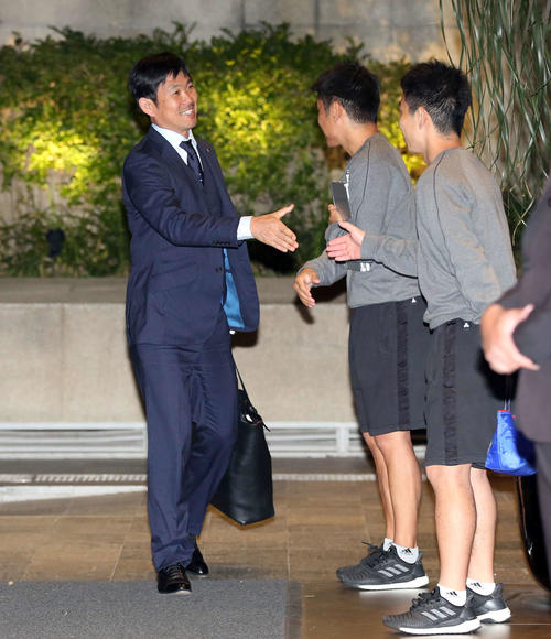 南米選手権の初戦に向け、笑顔でサンパウロ市内の宿舎に入る森保監督（撮影・河野匠）