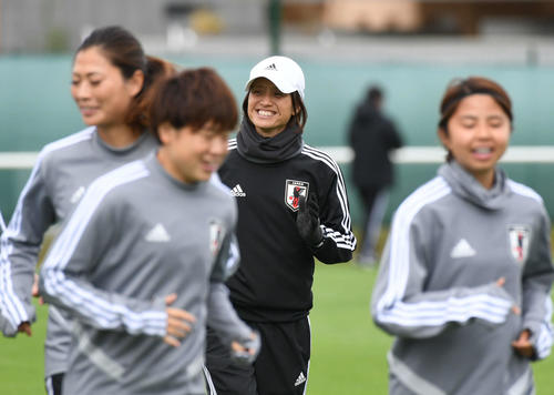 選手と一緒にランニングする高倉監督（後方）（撮影・山崎安昭）
