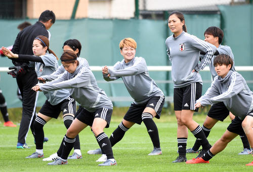 ストレッチする菅沢（左から3人目）。左から清水、三浦、1人おいて宇津木、南、三宅（撮影・山崎安昭）