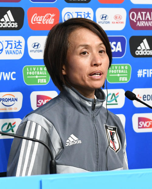 会見でチーム状況を説明する高倉監督（撮影・山崎安昭）