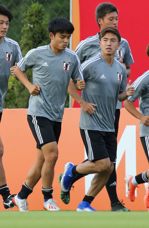 ランニング中に久保（左）と会話する安部（撮影・河野匠）