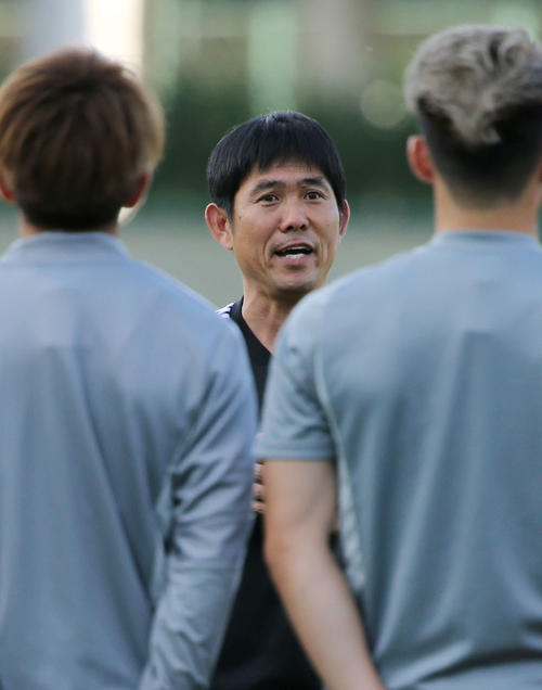 練習開始前の円陣で険しい表情を見せながらイレブンに話しかける森保監督（撮影・河野匠）