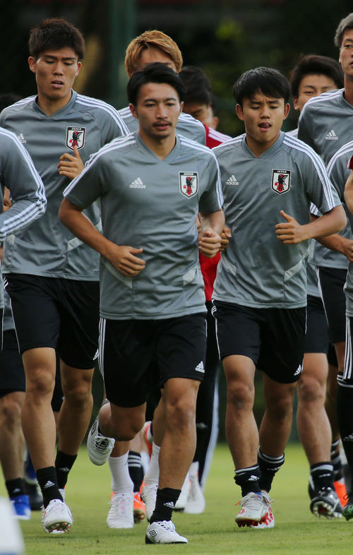 険しい表情でランニングする、左から冨安、柴崎、久保（撮影・河野匠）