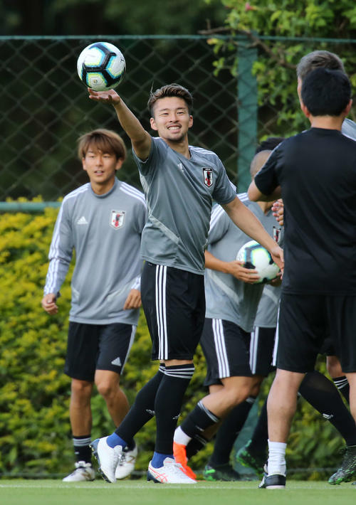 笑顔でボールに手を伸ばす中山（撮影・河野匠）