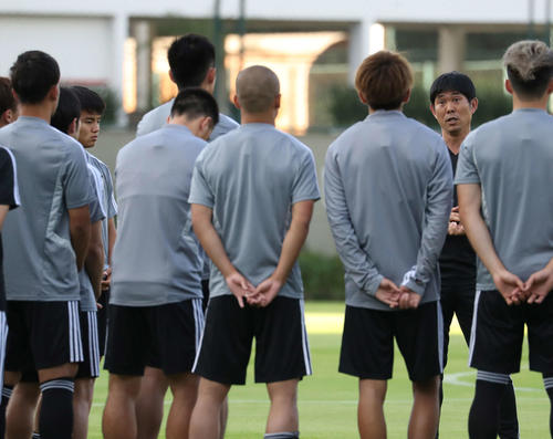 練習開始前の円陣でイレブンに語りかける森保監督（右後方）。左後方は久保（撮影・河野匠）