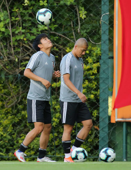 ヘディングでリフティングする久保（左）と前田（撮影・河野匠）