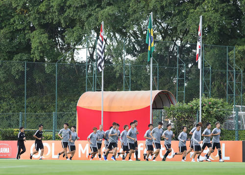 ならんでランニングする日本代表イレブン（撮影・河野匠）