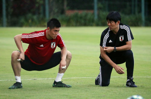練習を終え、会話するGK川島（左）と森保監督（撮影・河野匠）