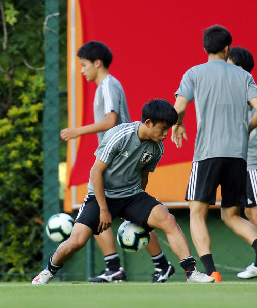 バスケットボールのように股下を通す軽快なドリブルを披露する久保（撮影・河野匠）