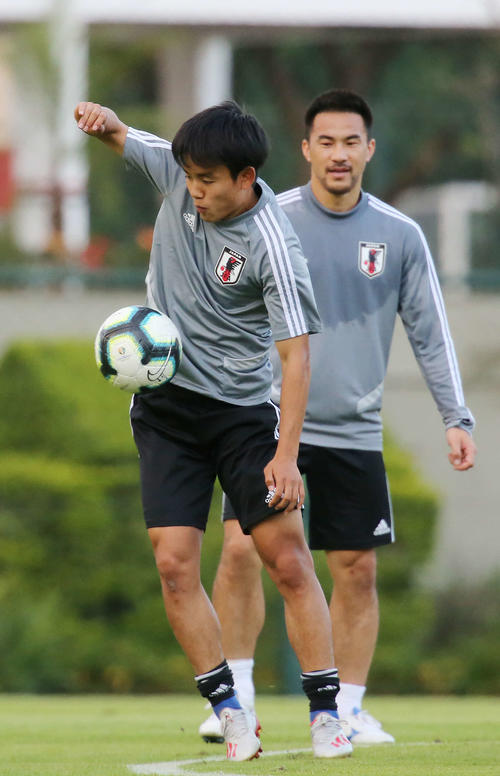 南米選手権へ向けた練習で、ボールをトラップする久保（手前）と岡崎（撮影・河野匠）