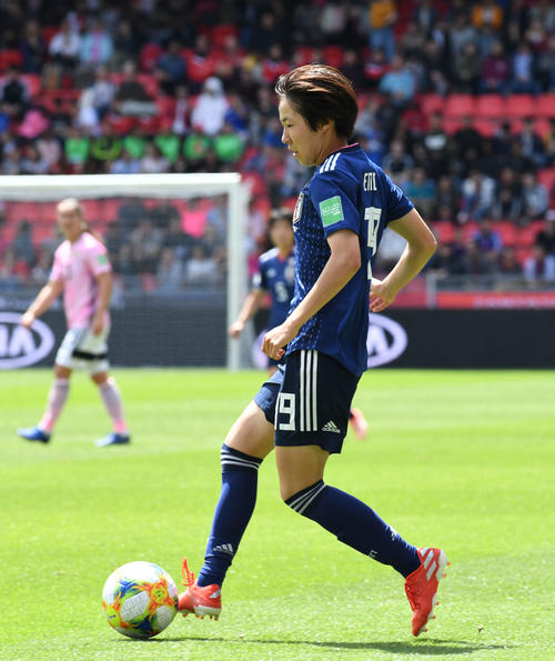 前半、ドリブルする遠藤純