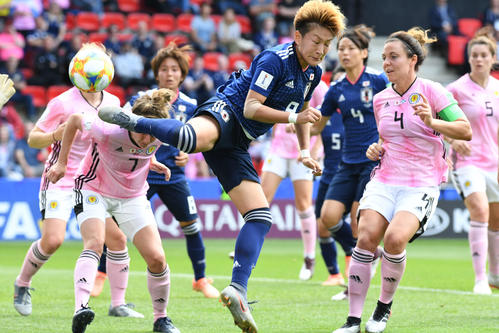 日本対スコットランド　前半、シュートを放つ菅沢優衣香（中央）