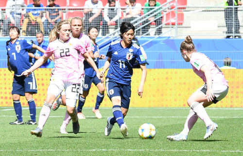 日本対スコットランド　後半、途中出場の小林はドリブルする（撮影・山崎安昭）