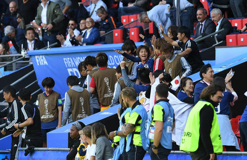 日本対スコットランド　勝利の笛をベンチで聞いた岩渕（中央右）はチームメートとタッチをかわす（撮影・山崎安昭）