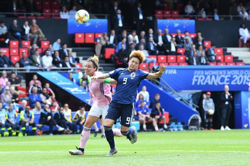日本対スコットランド　前半、菅沢（右）は相手選手に倒される（撮影・山崎安昭）