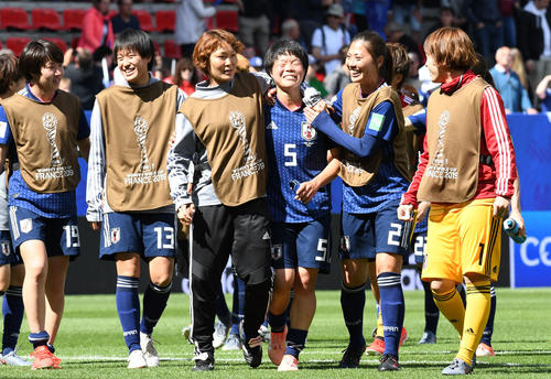 日本対スコットランド　勝利に貢献した市瀬（右から3人目）はホッとした表情を見せる。右からGK池田、宇津木、1人おいて阪口、宝田、遠藤（撮影・山崎安昭）