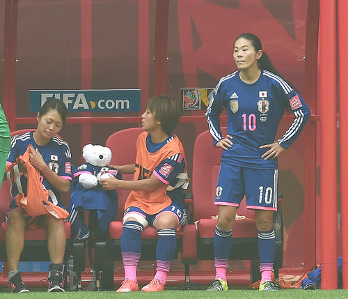 左からぬいぐるみのクマとベンチに座る安藤梢、岩渕真奈、澤穂希（2015年7月5日）
