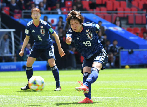 日本対スコットランド　前半、シュートを放つ遠藤。左は杉田（撮影・山崎安昭）