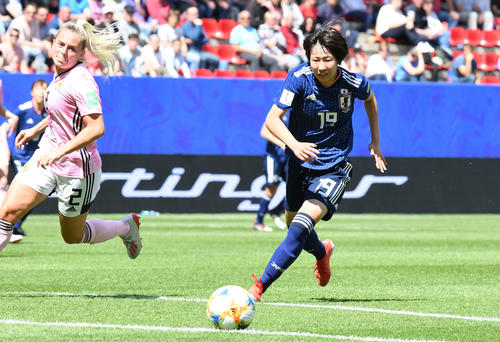 日本対スコットランド　後半、ドリブルでかき回す遠藤（撮影・山崎安昭）