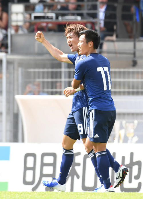 日本対ブラジル　前半、得点した小川（左）は旗手と喜ぶ（撮影・山崎安昭）