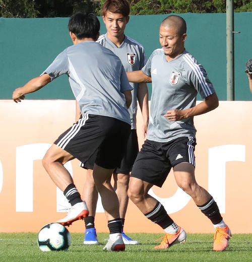 ボール回しで久保（手前）のボールを奪いに行く前田（右）。後方は安部（撮影・河野匠）