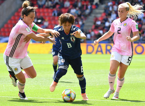 前半、ドリブルで仕掛ける岩渕（撮影・山崎安昭）