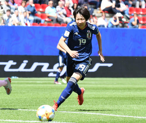 後半、ドリブルでかきまわす遠藤（撮影・山崎安昭）