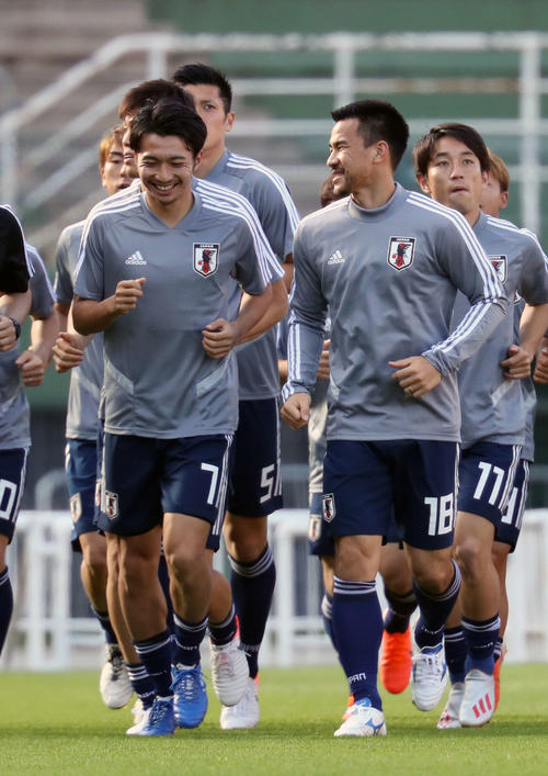 ランニング中に談笑する柴崎（左）と岡崎（撮影・河野匠）