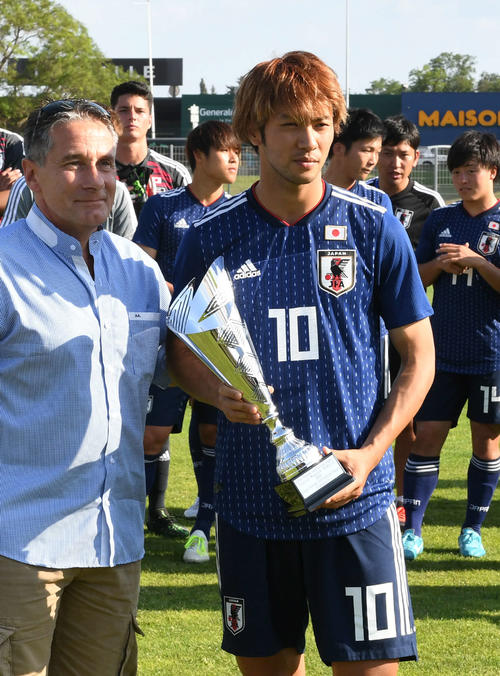日本対ブラジル　準優勝のチームを代表してトロフィーを受け取る神谷（撮影・山崎安昭）