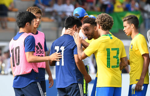 日本対ブラジル　PK戦で失敗した旗手（左から3人目）は相手選手にたたえられる（撮影・山崎安昭）