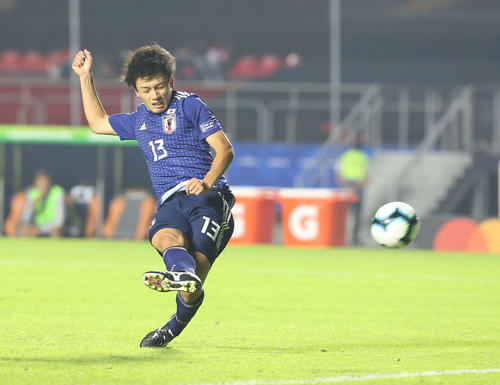 日本対チリ　後半、右足でゴールを狙う上田（撮影・河野匠）