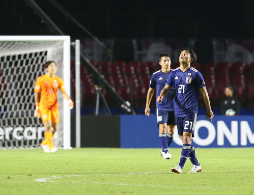 日本対チリ　後半、3点目を奪われ天を仰ぐ久保（撮影・河野匠）