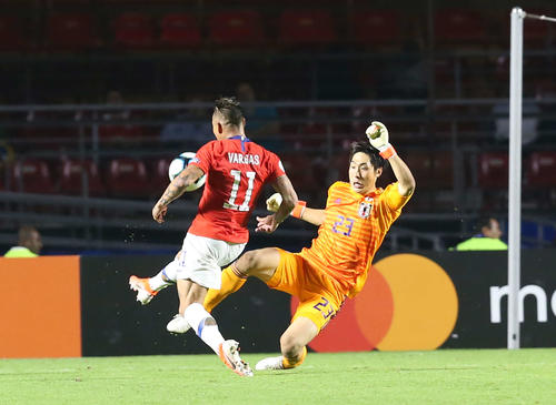 日本対チリ　後半、バルガスにチーム4点目のゴールを奪われる日本。GK大迫（撮影・河野匠）