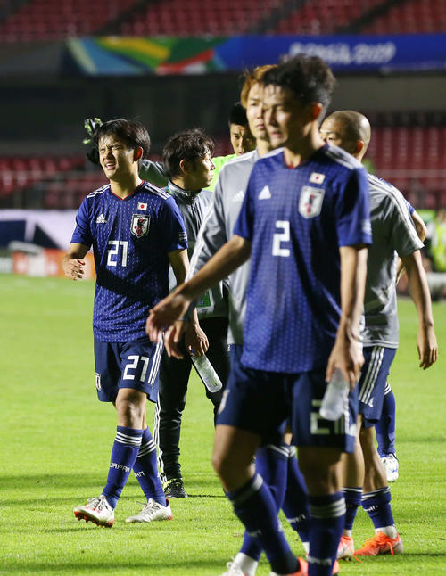 日本対チリ　チリに敗れ、悔しそうに引き揚げる久保（左）（撮影・河野匠）