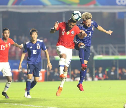 日本対チリ　前半、ヘディングで競り合うビダル（左）と中山（撮影・河野匠）