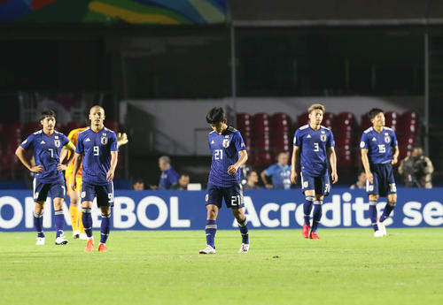 日本対チリ　後半9分、2失点目を喫した日本（撮影・河野匠）