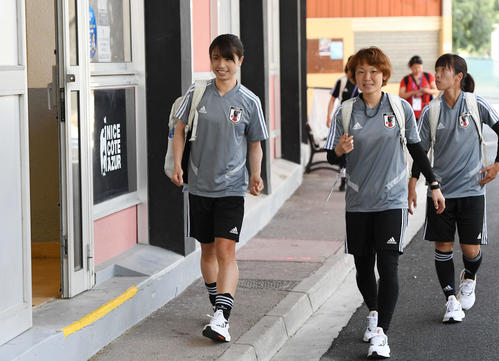 ニースにある練習場へ到着した、左から鮫島、阪口、中島（撮影・山崎安昭）