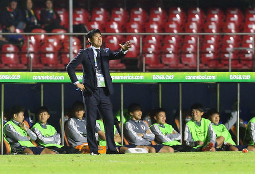 日本対チリ　前半、イレブンに指示を出す森保監督（撮影・河野匠）