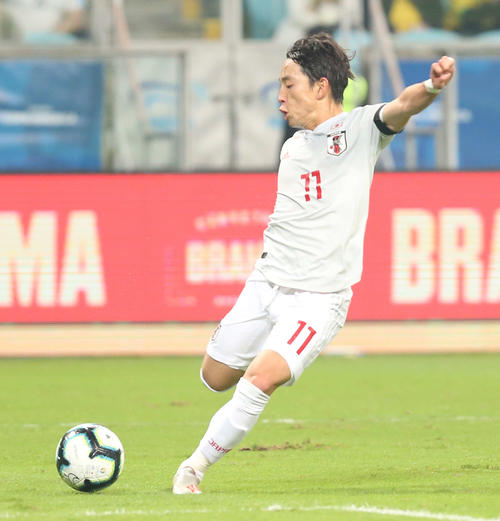 日本対ウルグアイ　前半、右足で先制ゴールを決める三好（撮影・河野匠）