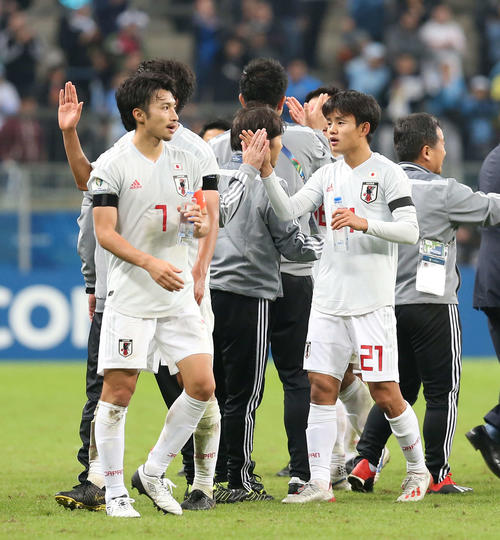 日本対ウルグアイ　ウルグアイと引き分け、スタッフ陣とタッチを交わす久保（右）。左は柴崎（撮影・河野匠）