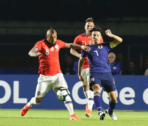 日本対チリ　前半、ビダル（左）と競り合う柴崎（撮影・河野匠）