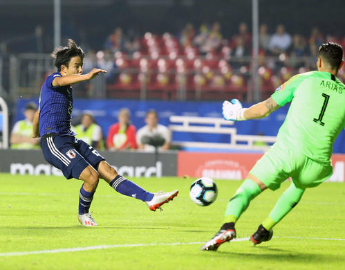 日本対チリ　後半、左足でゴールを狙う久保（撮影・河野匠）