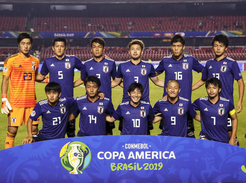 チリ戦の日本代表先発メンバー。前列左から久保、原、中島、前田、柴崎、後列左からＧＫ大迫、植田、杉岡、中山、冨安、上田（撮影・河野匠）