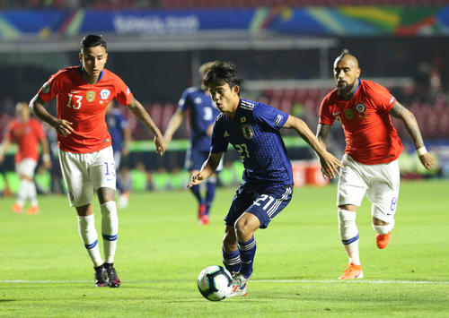 日本対チリ　前半、ドリブルで前線に駆け上がる久保建英（撮影・河野匠）