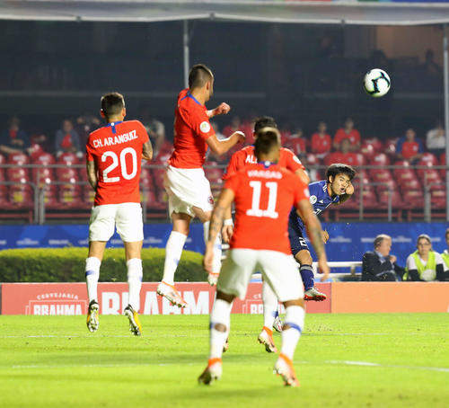 日本対チリ　前半、FKでゴールを狙う久保（撮影・河野匠）