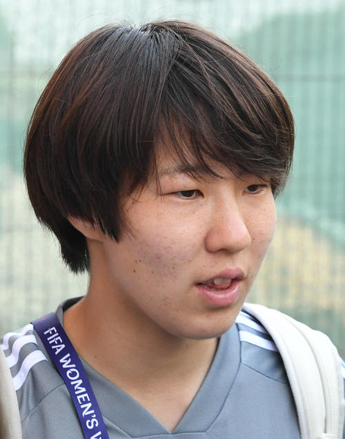 練習後、取材に応じる遠藤（撮影・山崎安昭）