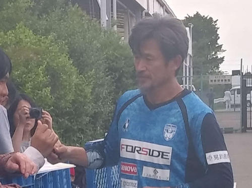 練習後にファンサービスに応じる横浜FCのFWカズ