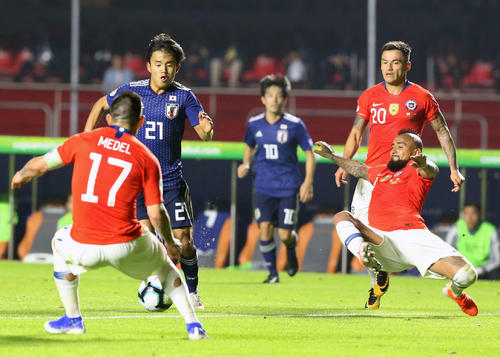 日本対チリ　後半、パスを受けた久保建英は2人をかわしてドリブル突破する（撮影・河野匠）
